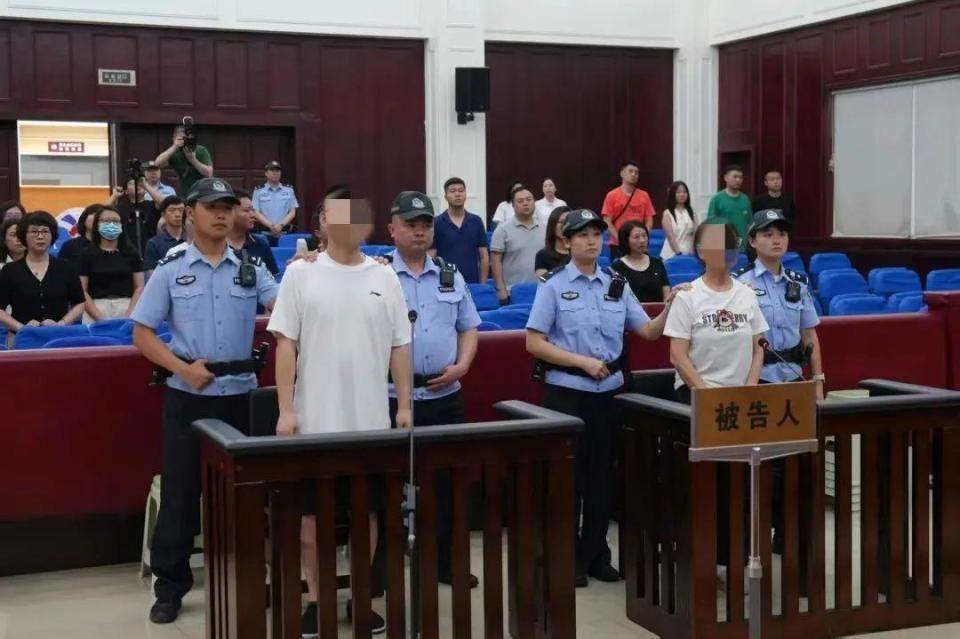 造谣“大熊猫被虐待”并起哄闹事，两人被判刑