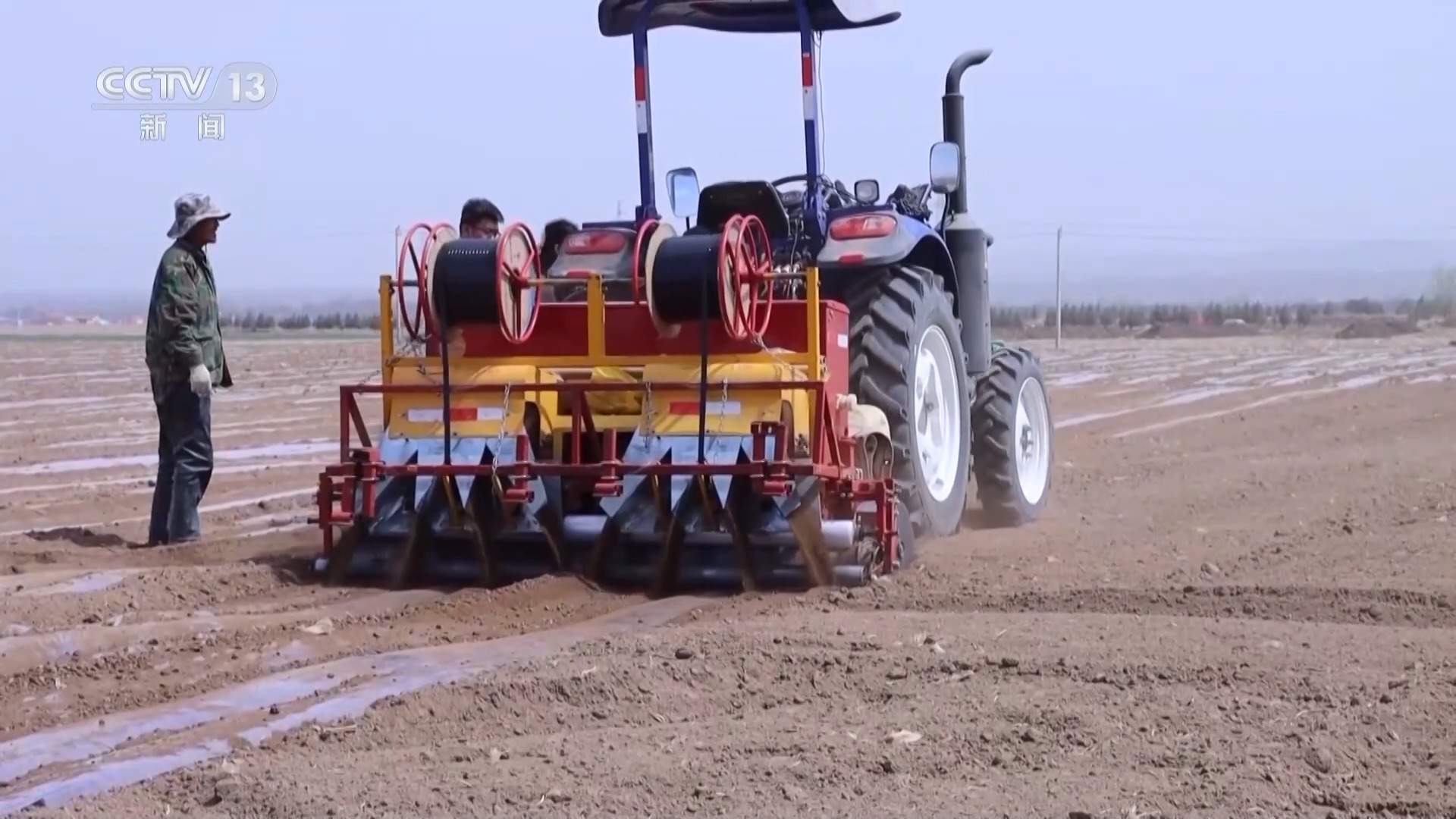 无人驾驶赋能春播 麦田喝上“营养水” 科技助力农业生产
