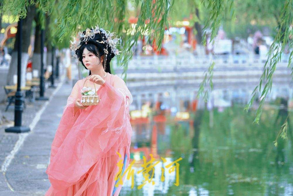 泉城高温“热辣滚烫” 明府城中汉服姑娘成风景线