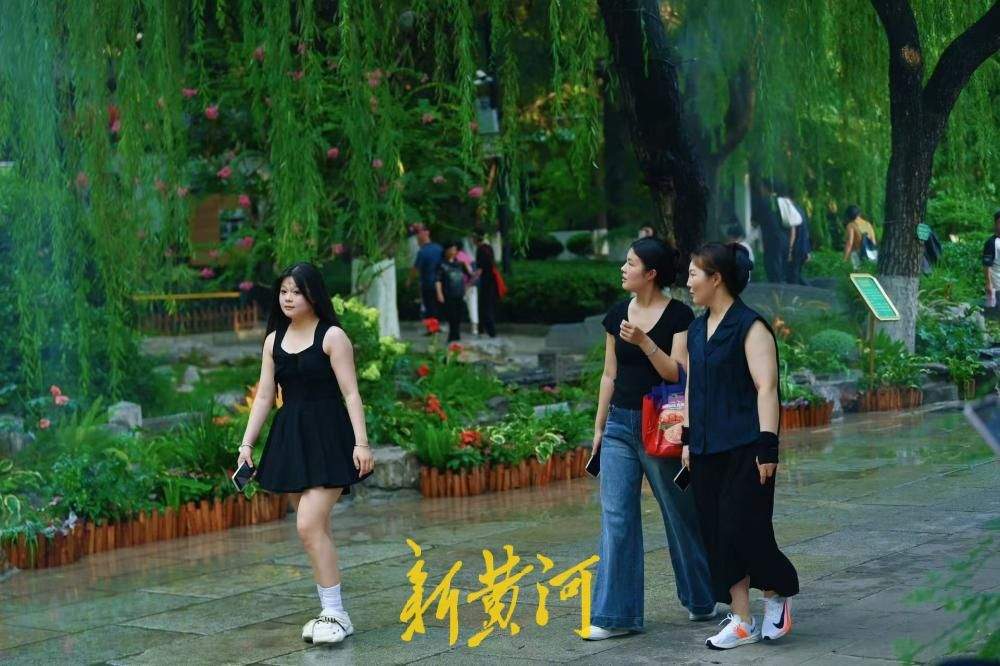 一年四季 泉在济南｜泉流伴繁花 济南趵突泉打造夏日亲水游园新场景