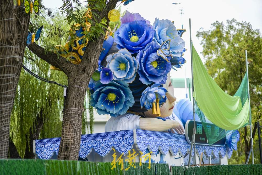 “雨荷馆”上方现身缩小版明湖雨荷 ，启用后将出售雨荷文创产品