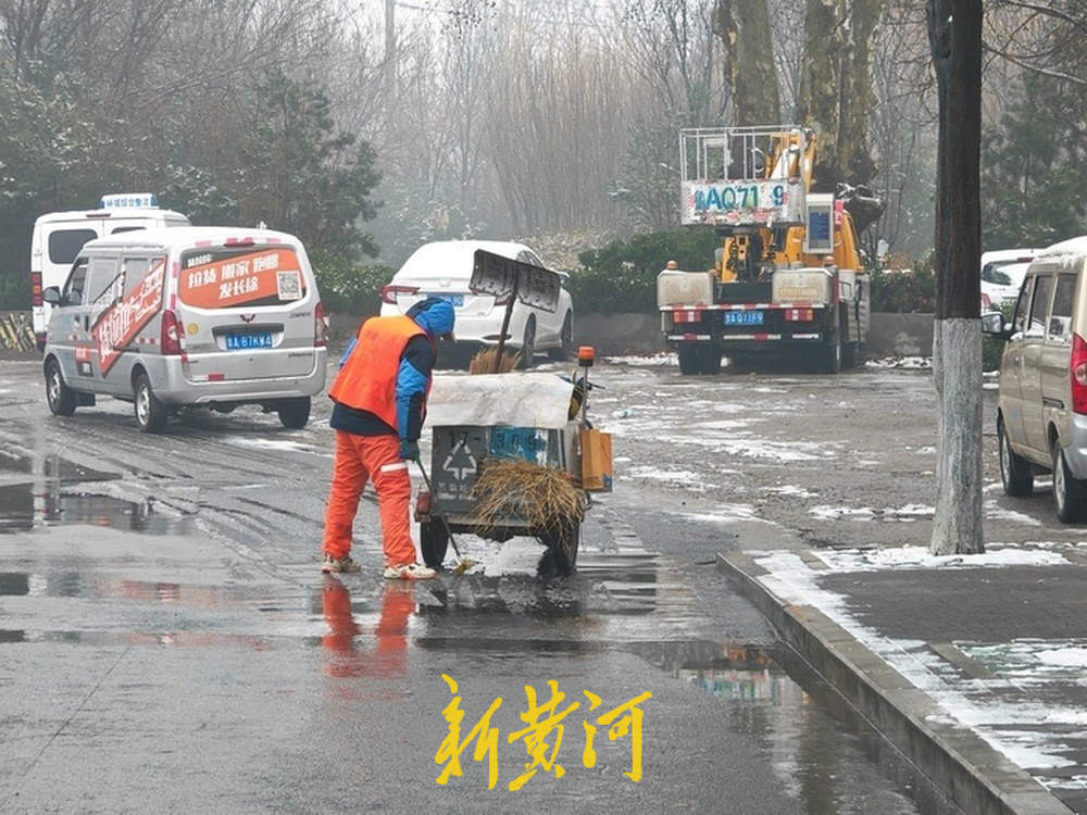 出动清雪人员1.2万余人次,滚雪车1000余车次,济南“雪停路净”的速度获赞