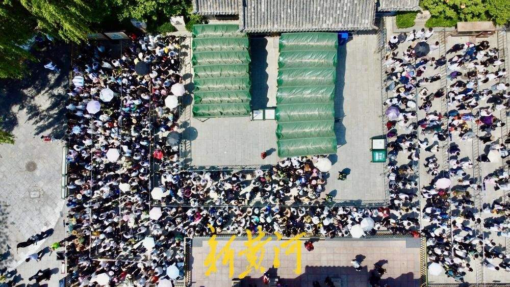 泉城五一迎客流高峰 游客S形长队蜿蜒如“长龙”