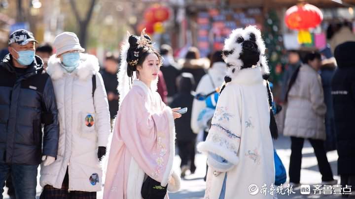 寒潮中的古风丽影：明府城中汉服女孩定格青春美好