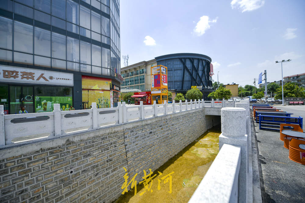 济南这处地下暗渠改造成敞开式河道，提高了泄洪能力