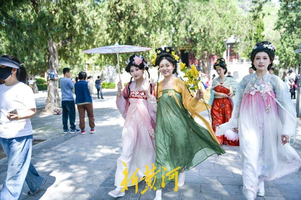 济南：三月三以花为媒 汉服巡游“上春山”