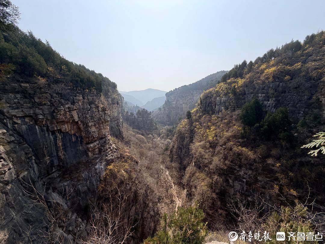 野路崎岖难辨、涧底手机没信号……记者实探:龙洞探险没那么简单