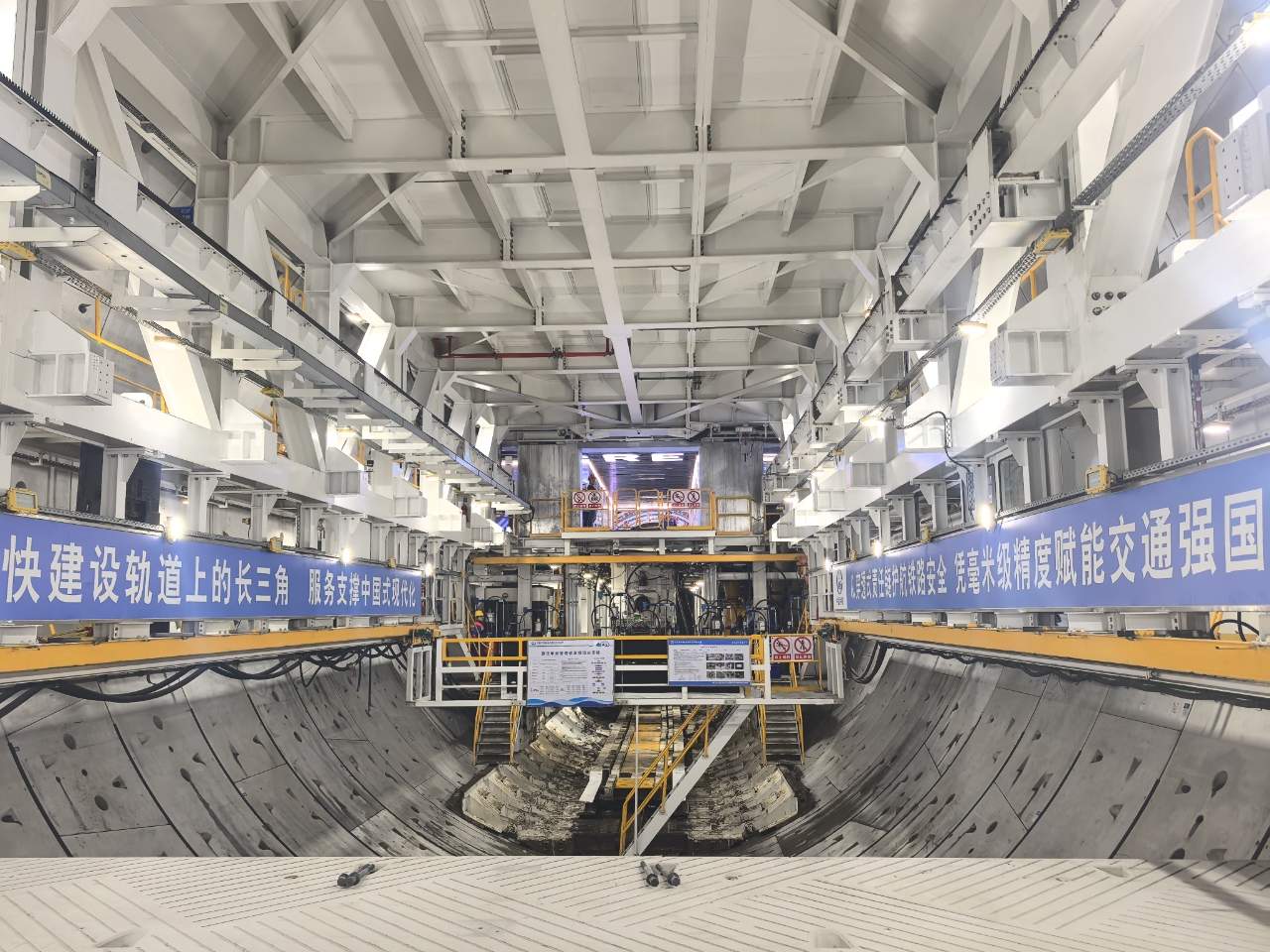 世界最大直径高铁盾构机“领航号”成功“上岸”