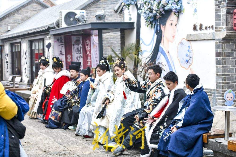 寒假出游大幕开启，泉城景区上演“汉服穿越热”