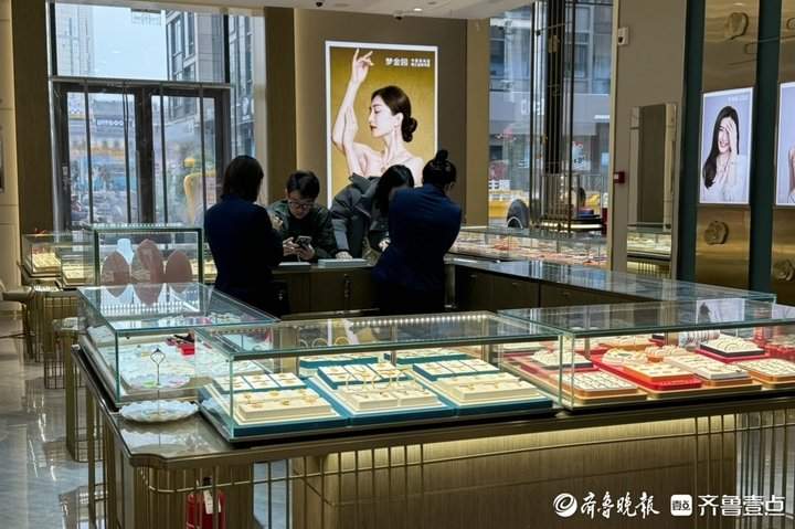 济南金饰冲到806元/克，不少金店打折优惠引客流