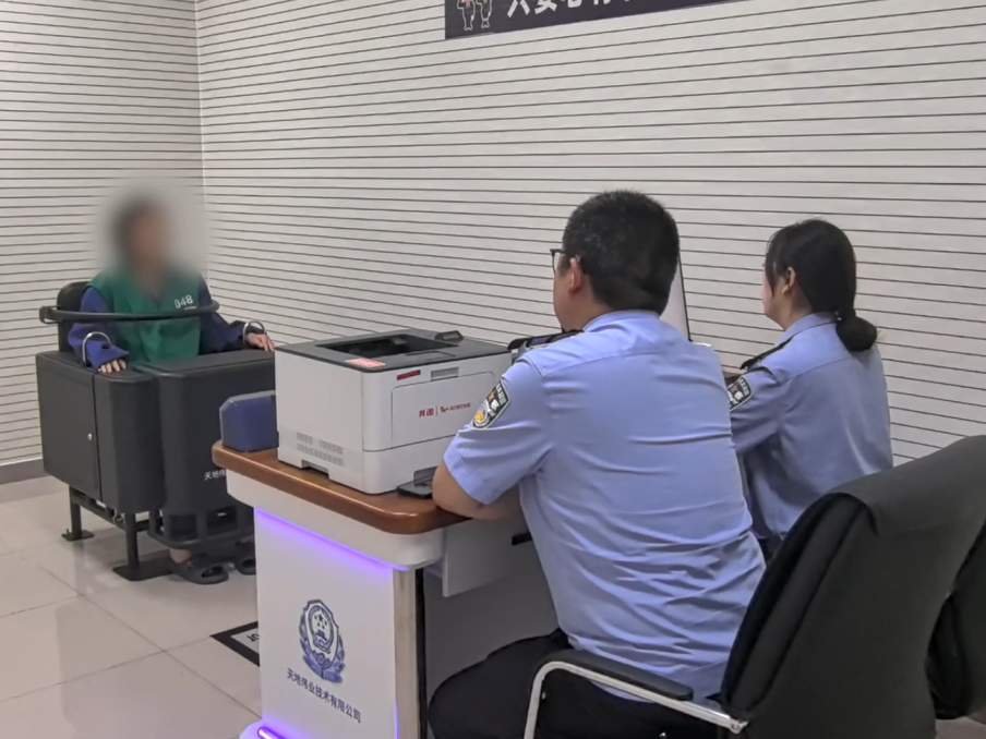 “我就在这坐着怎么了？”行拘！