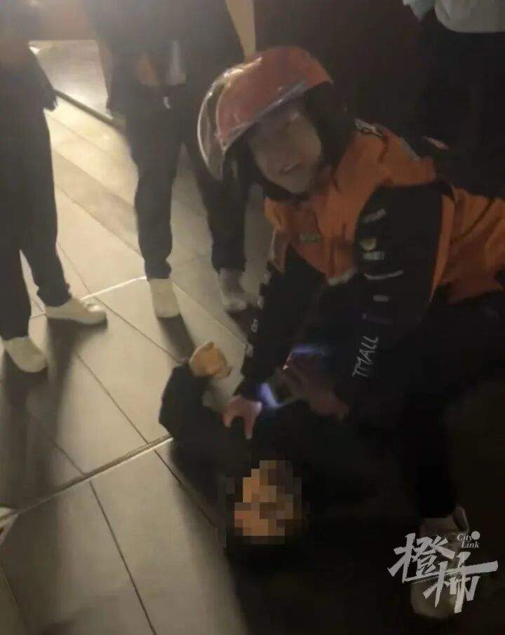 男子抢夺珠宝店手镯被外卖员当场控制,杭州警方通报:嫌疑人陈某秋(男,26岁)被刑事传唤;外卖员见义勇为行为已确认
