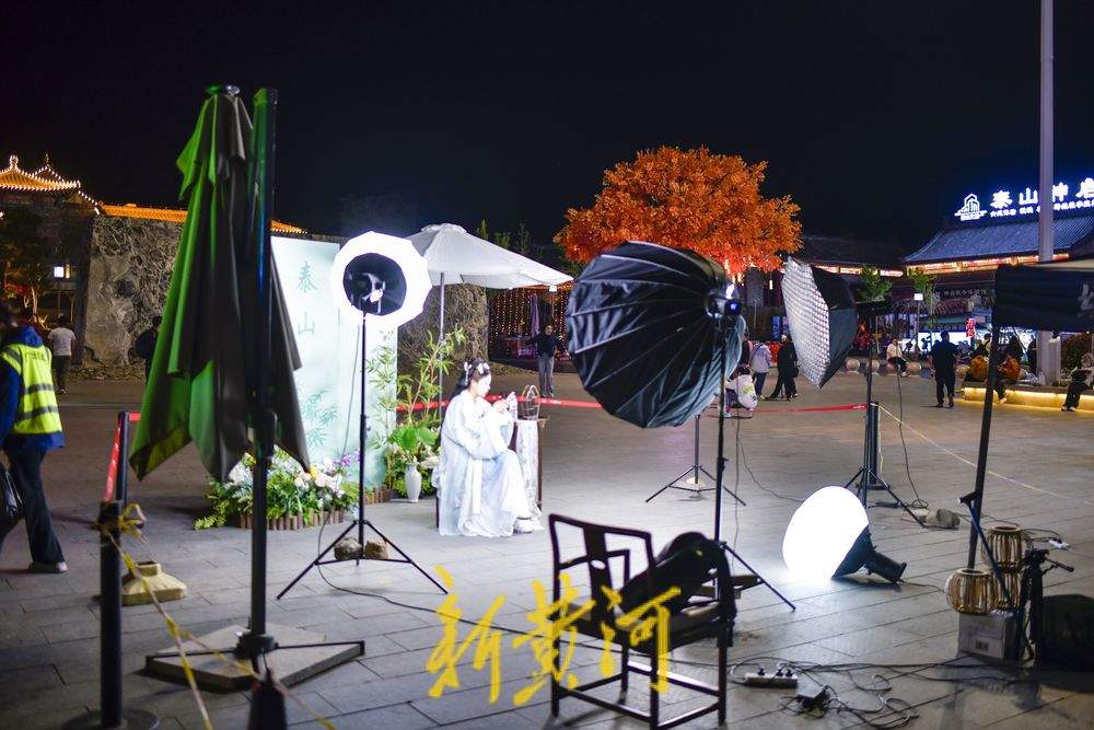 夜晚景区门口热闹非凡 视频直播推广假期特色旅游