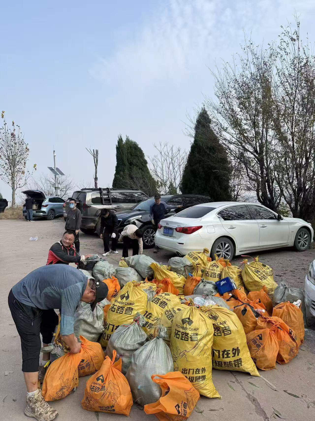 融媒·画像丨拿着垃圾夹、背着编织袋，他们深入大山奔赴一场——山与城的约定