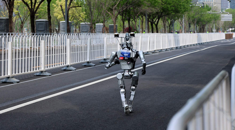 “济南选手”顺利完赛北京人形机器人半马：从实验室到赛道，没有白跑的路