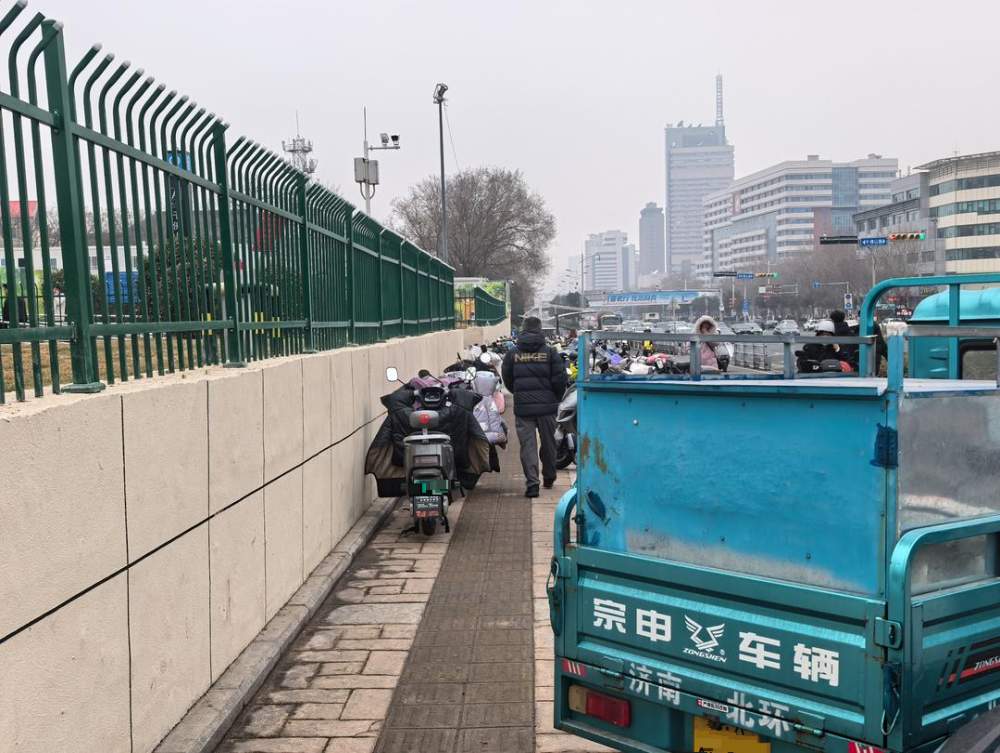电动自行车“围困”地铁站！济南该如何治理这种乱停现象