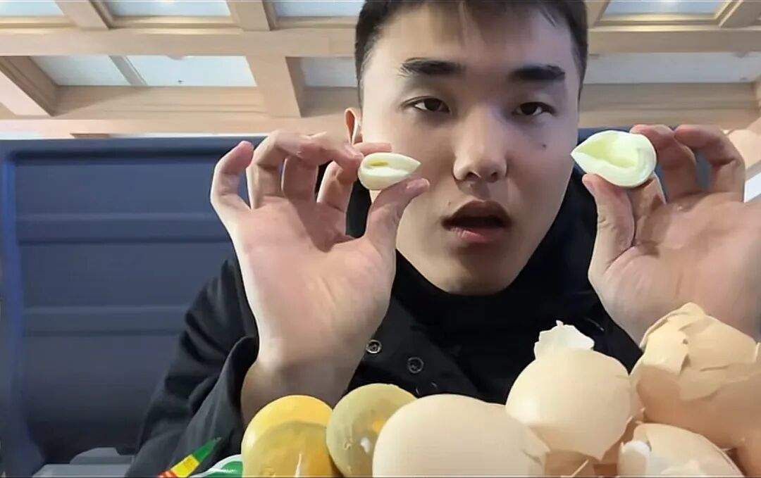 山东24岁小伙凭煮蛋9天涨粉400万，被称“蛋神”成立公司，自称爆火后压力大，私信被骂“你凭什么火”