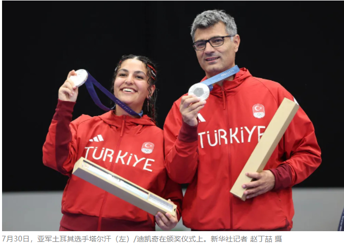 是派了个杀手吗？土耳其大叔不戴护具单手插兜射击摘银 曾是军官