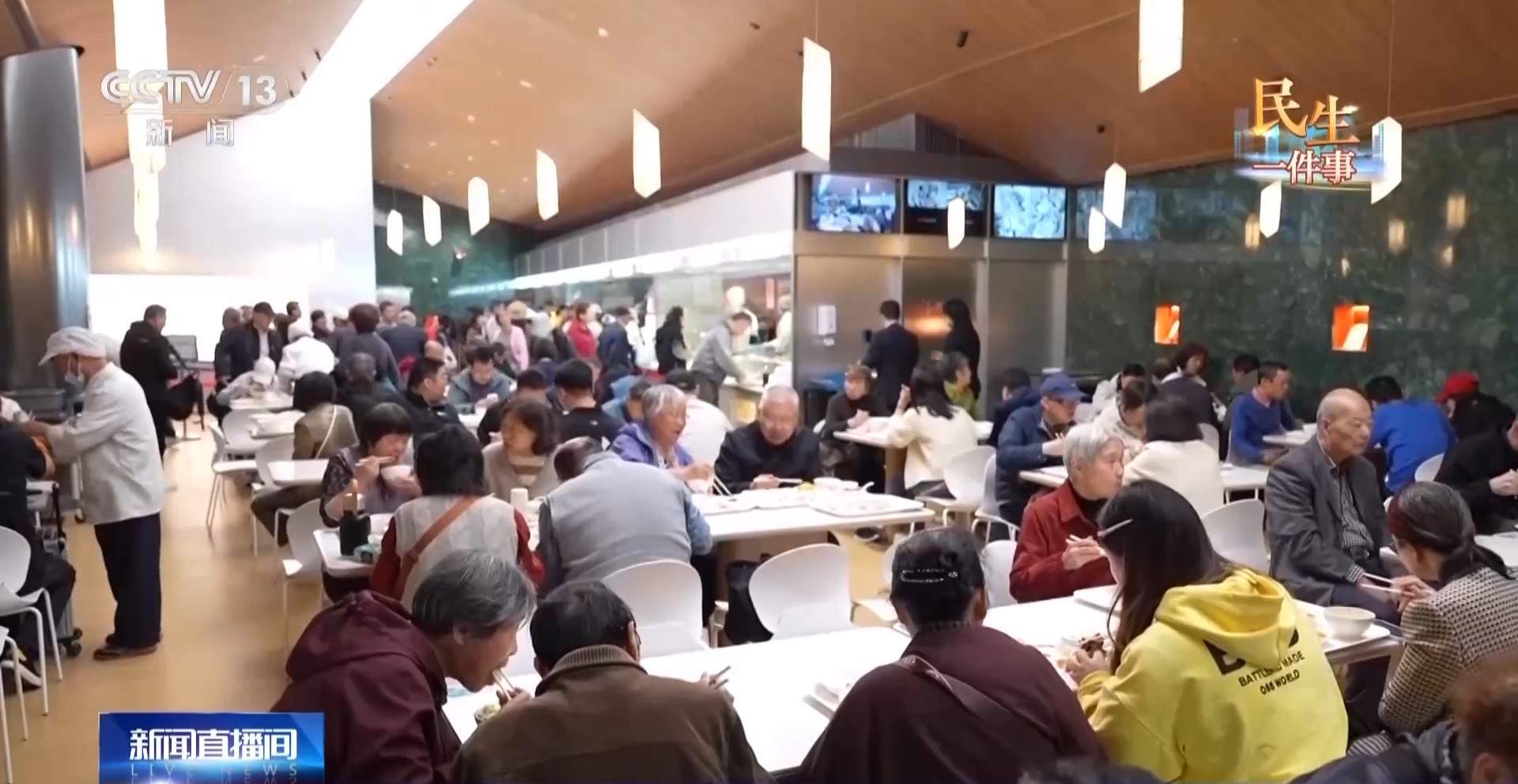 吃一口再去上班 在地铁里吃食堂是什么体验