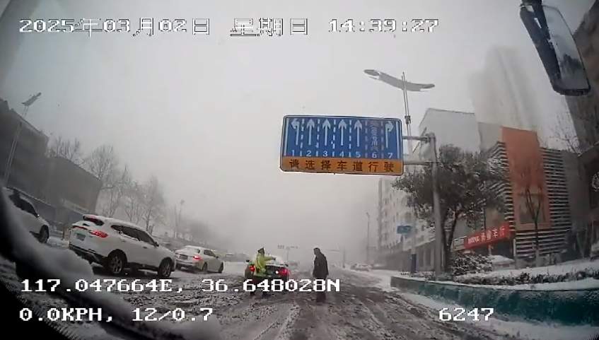 更多公交“推车侠”现身 他们是这座城最温暖的底色