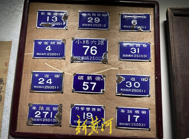 自费打造公益收藏馆 他为500余块老济南门牌安了家