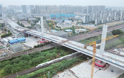 历时145分钟 开源路涉铁路段主桥顺利完成转体对接