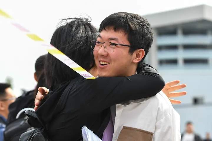 嚯！今天送考名场面，来了