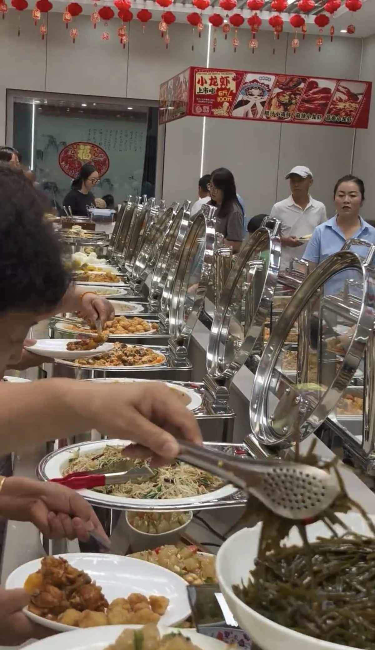 河北一地全城公交免费，游客去县政府招待所能吃到15元丰盛自助餐，工作人员：10多种菜品和主食随便吃，还有汤和饮料，最多一天接待五六百人，卡座满了还可坐包房