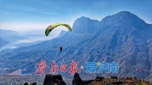 3年斩获24个滑翔伞冠军！她用实力回击外界质疑