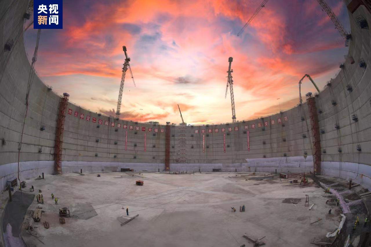 粤港澳大湾区超级工程狮子洋大桥西锚碇顺利完成封底