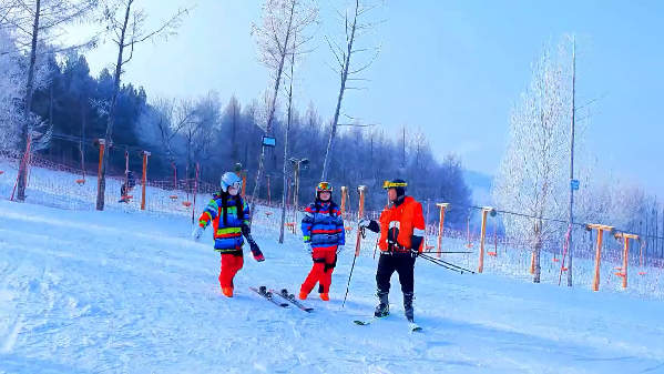 滑雪场上过春节！冰城“冷资源”变成“热经济”