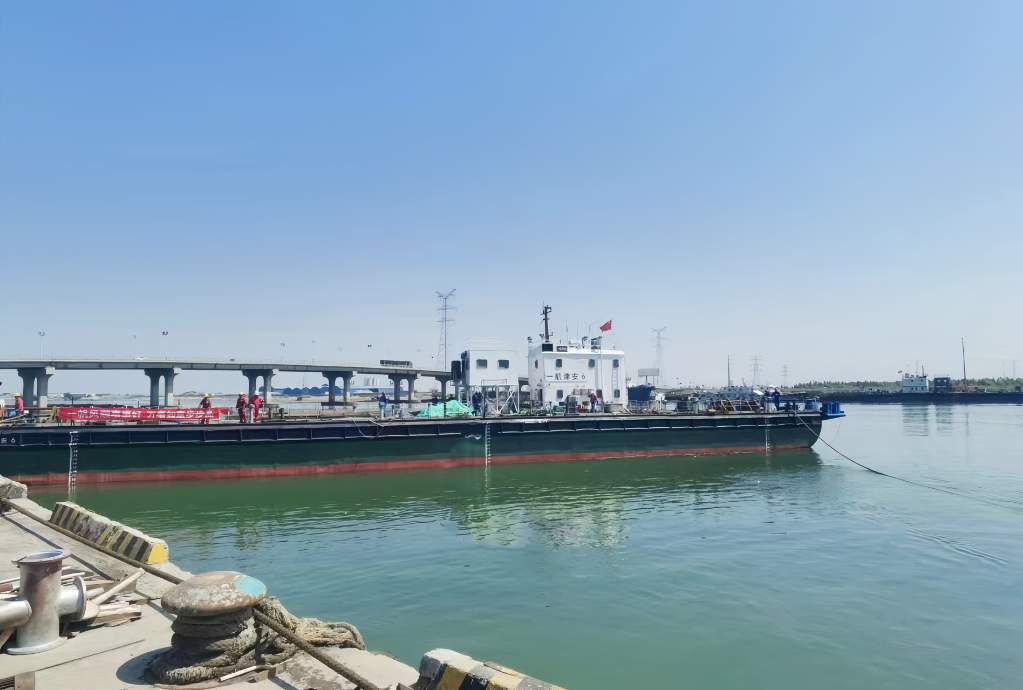 我国首套内河沉管运安专用船组下水