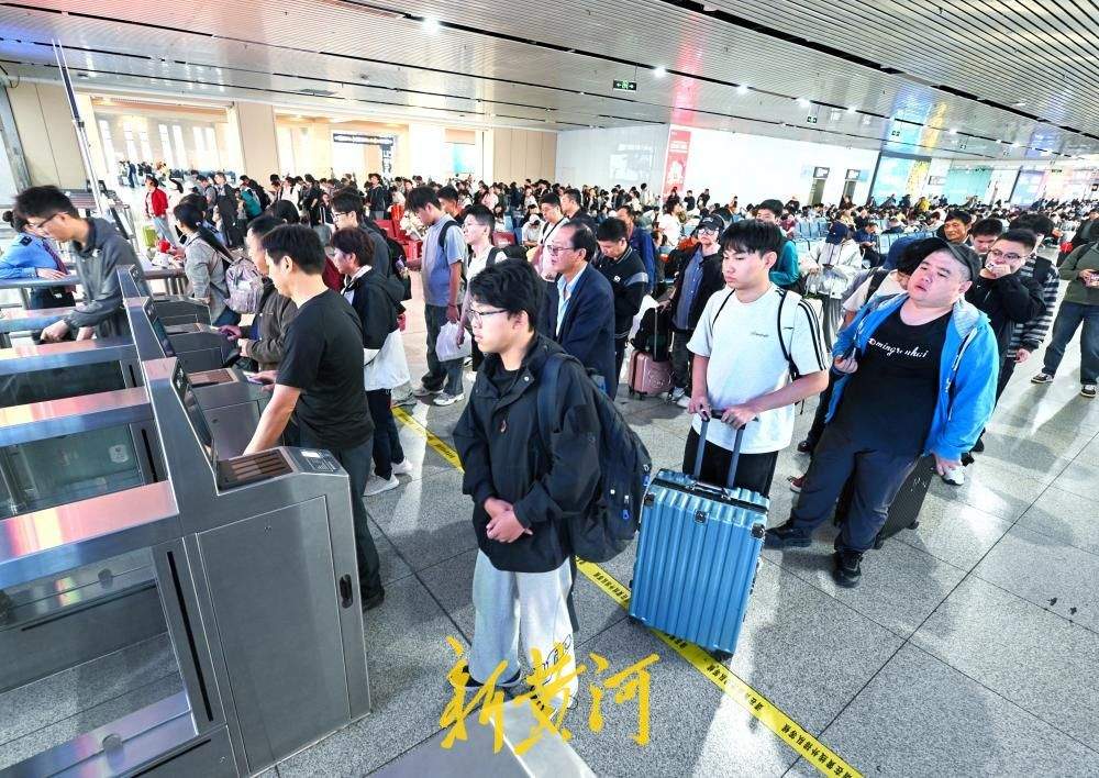 国庆假期首日，济南火车站内旅客出行有序