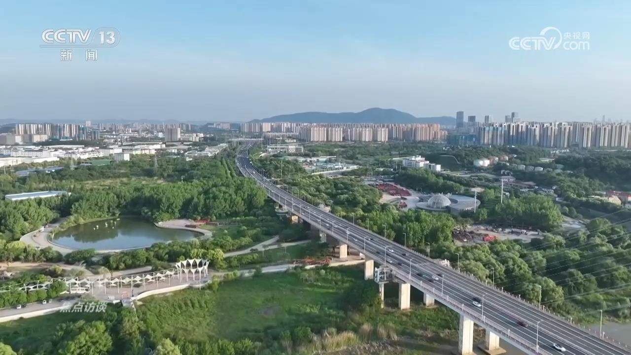 焦点访谈｜坚定不移办好自己的事 中央政治局会议为经济工作定向稳舵