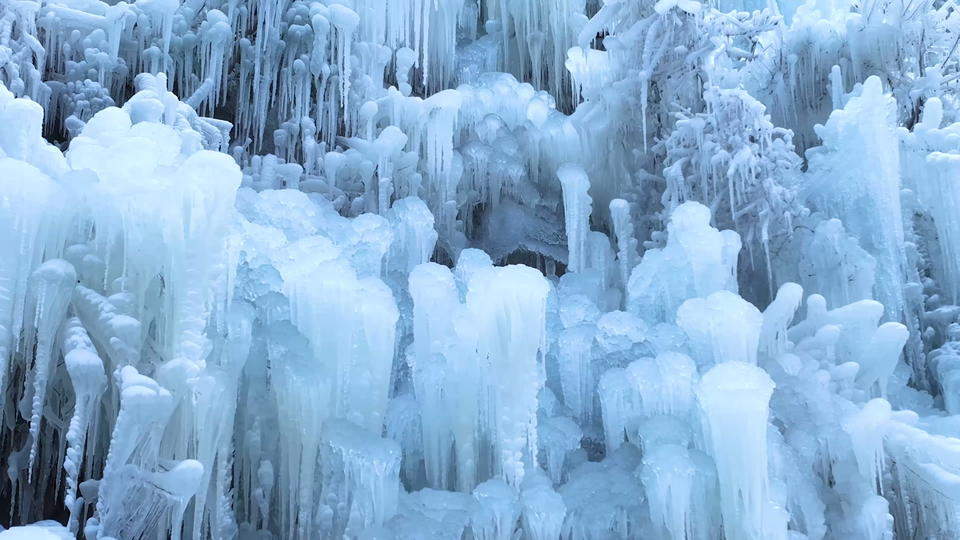 冬日里的视觉盛宴，济南南山的冰瀑世界奇幻美丽