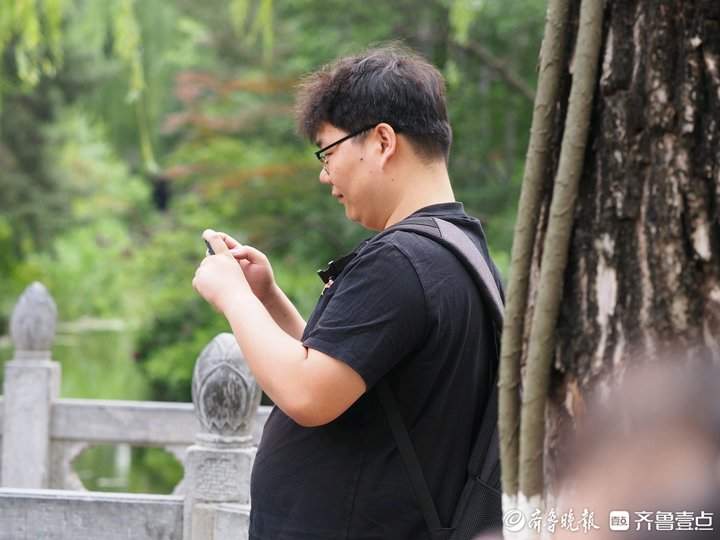 济南气温骤降，街头“冷暖”交织