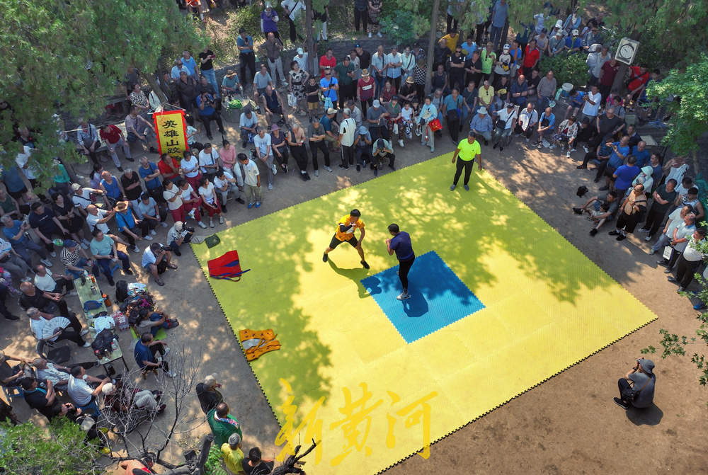 一“跤”高下，济南英雄山下再现摔跤名场面