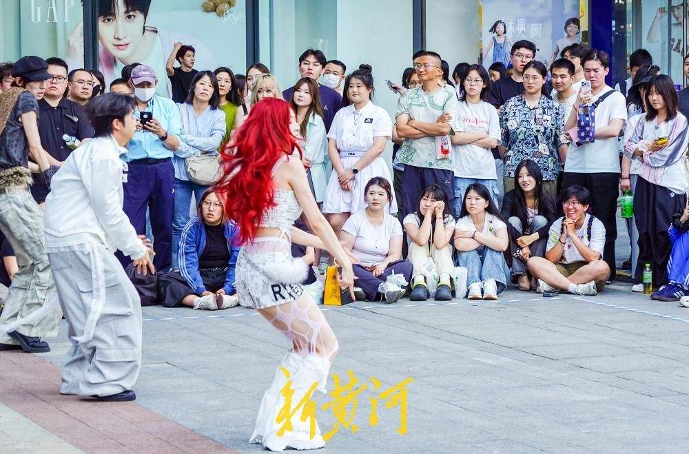 随机舞蹈燃动泉城路 青春步伐绘就夏日风景线