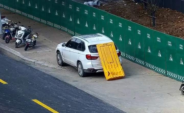 济南一男子为躲抓拍，竟从工地上搬来围挡