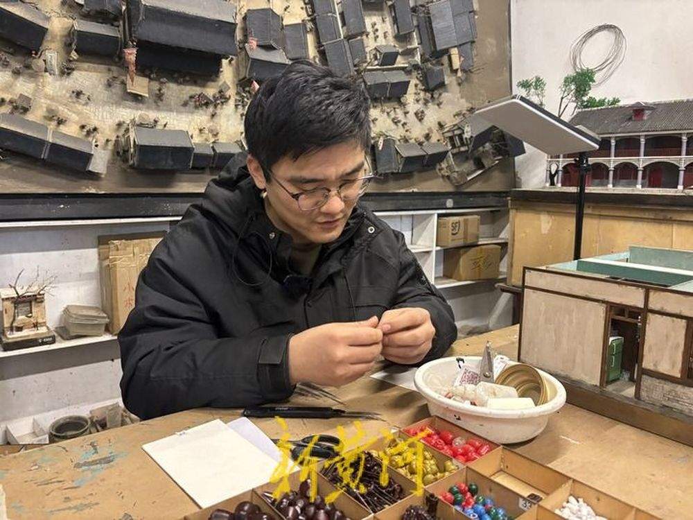 济南手艺人微缩复原《小巷人家》：屋子有200多个零件，最小的仅1厘米