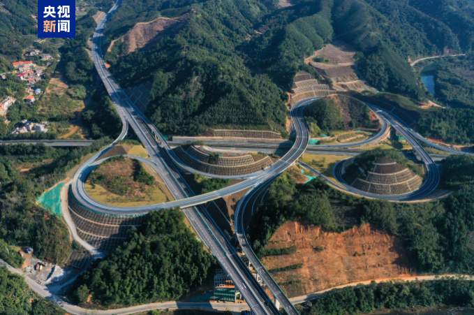广西多条高速公路建成通车