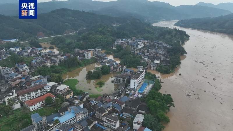 多条河流水位上涨 广西三江强降雨致道路中断线路停电