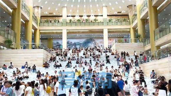 高温天博物馆避暑格外火 台阶上席地而坐纳凉