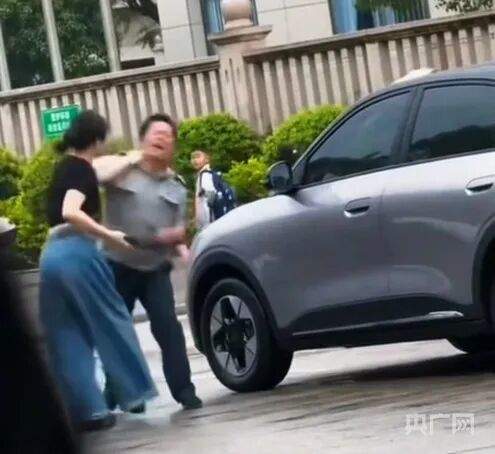 福建永安保安与女车主冲突后续：保安已停职，警方称双方均有过错；相关工作人员：该地不允许停车，保安多次劝阻无果，双方发生争吵