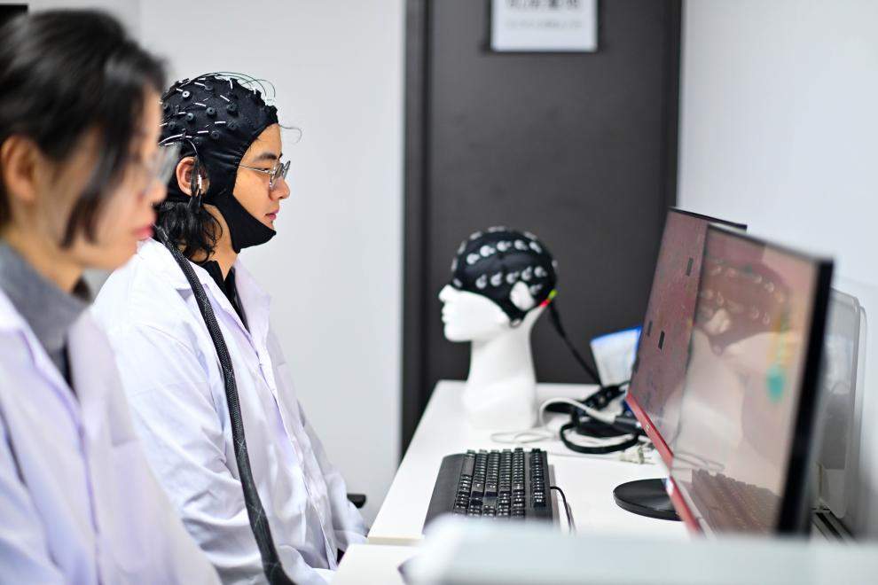 两会新华鲜报丨“接”入未来！脑机接口首入政府工作报告