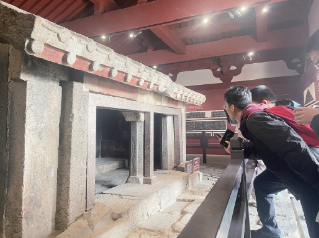 巫山云不见 石室字痕深