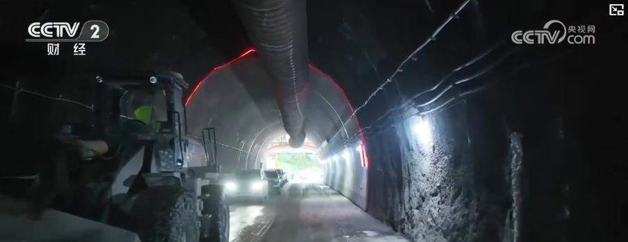 我国时速350公里高铁最长隧道贯通 渝昆行车时间将压至2.5小时