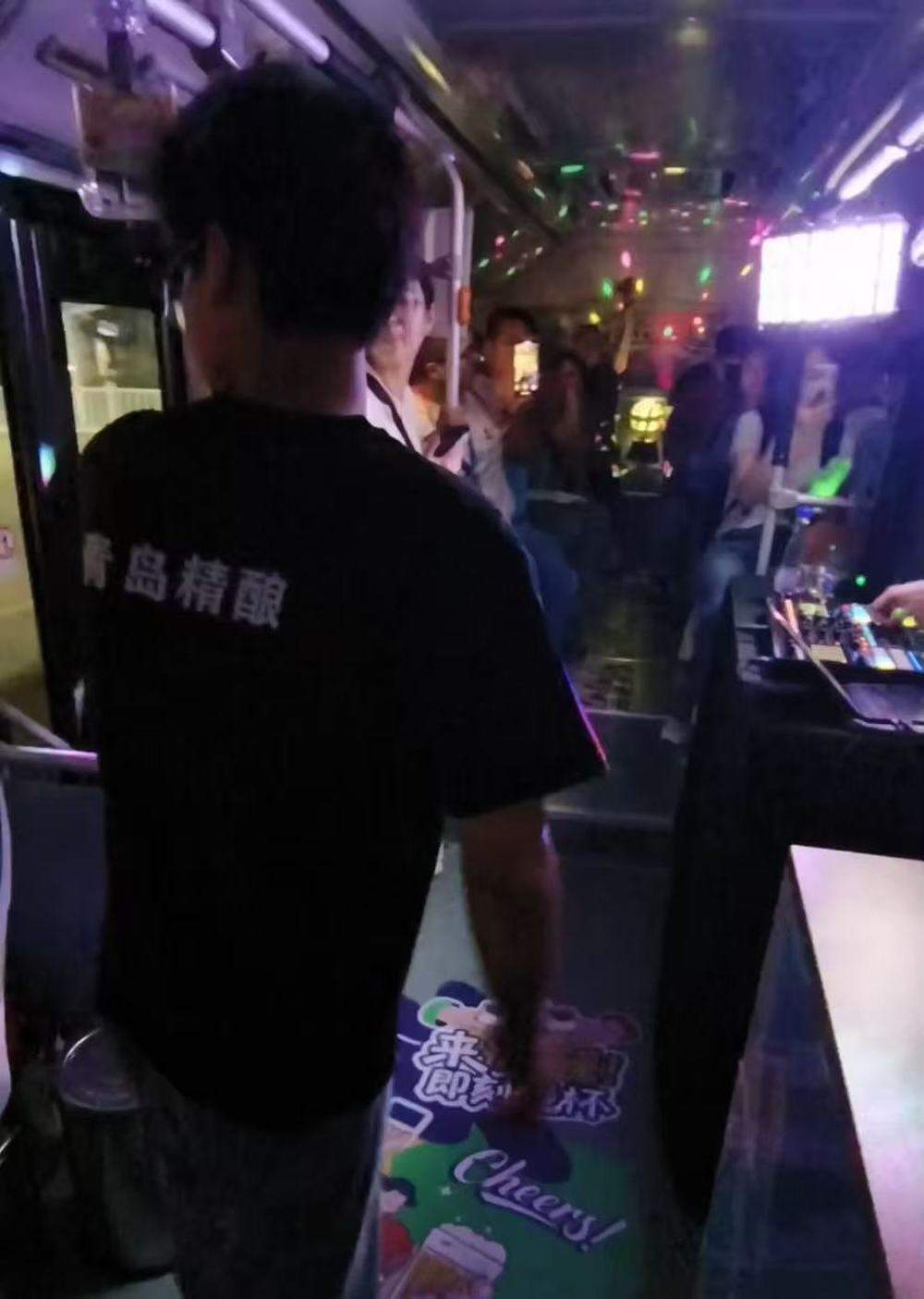 青岛现“微醺巴士”,啤酒机被搬上公交车,公交公司:乘车免费,车内提供不同价位的啤酒,周末有DJ表演