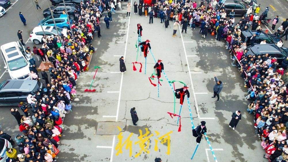 传统民俗踩高跷人气旺 走街串巷燃爆泉城街头