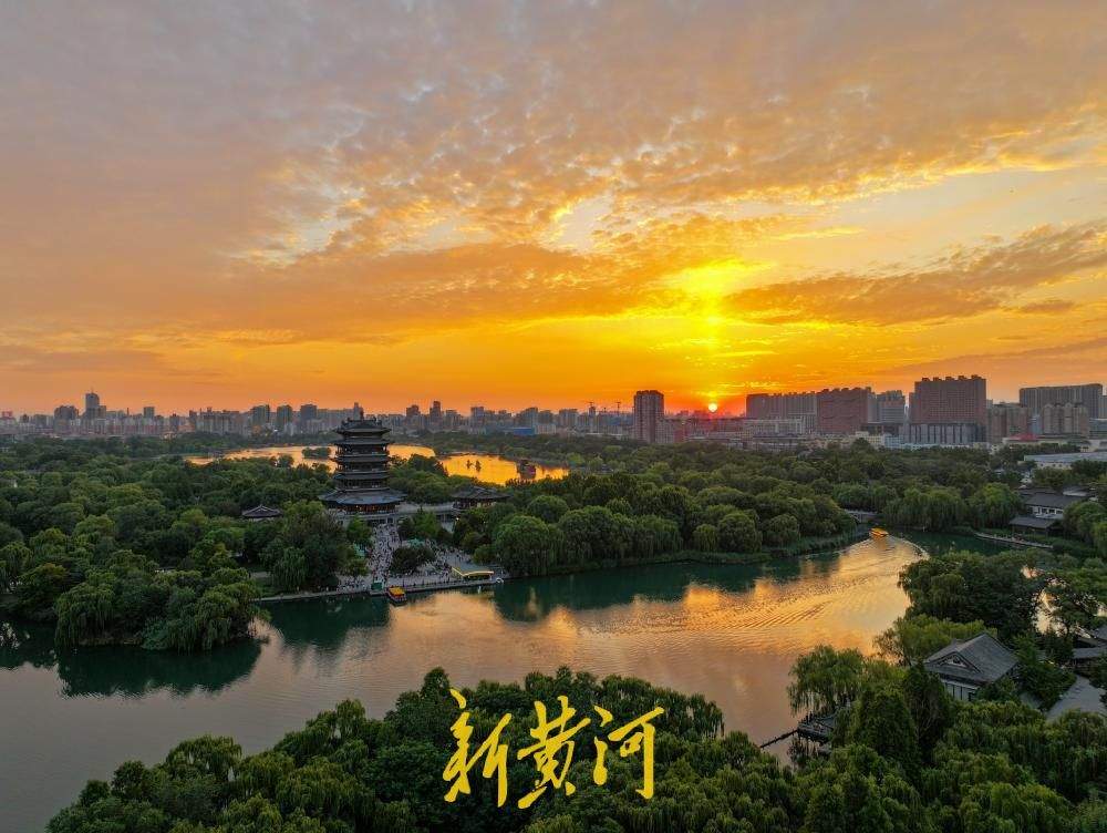 云烧天际千重火，湖纳黄昏万缕红